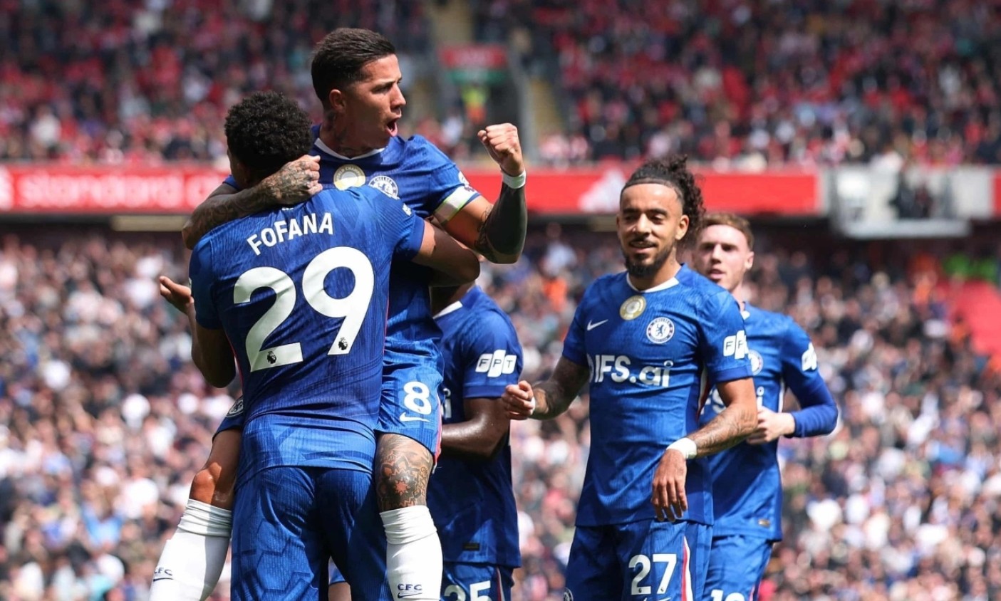 Chelsea đã gỡ hòa phút 35 nhờ quả đá phạt của Enzo Fernandez