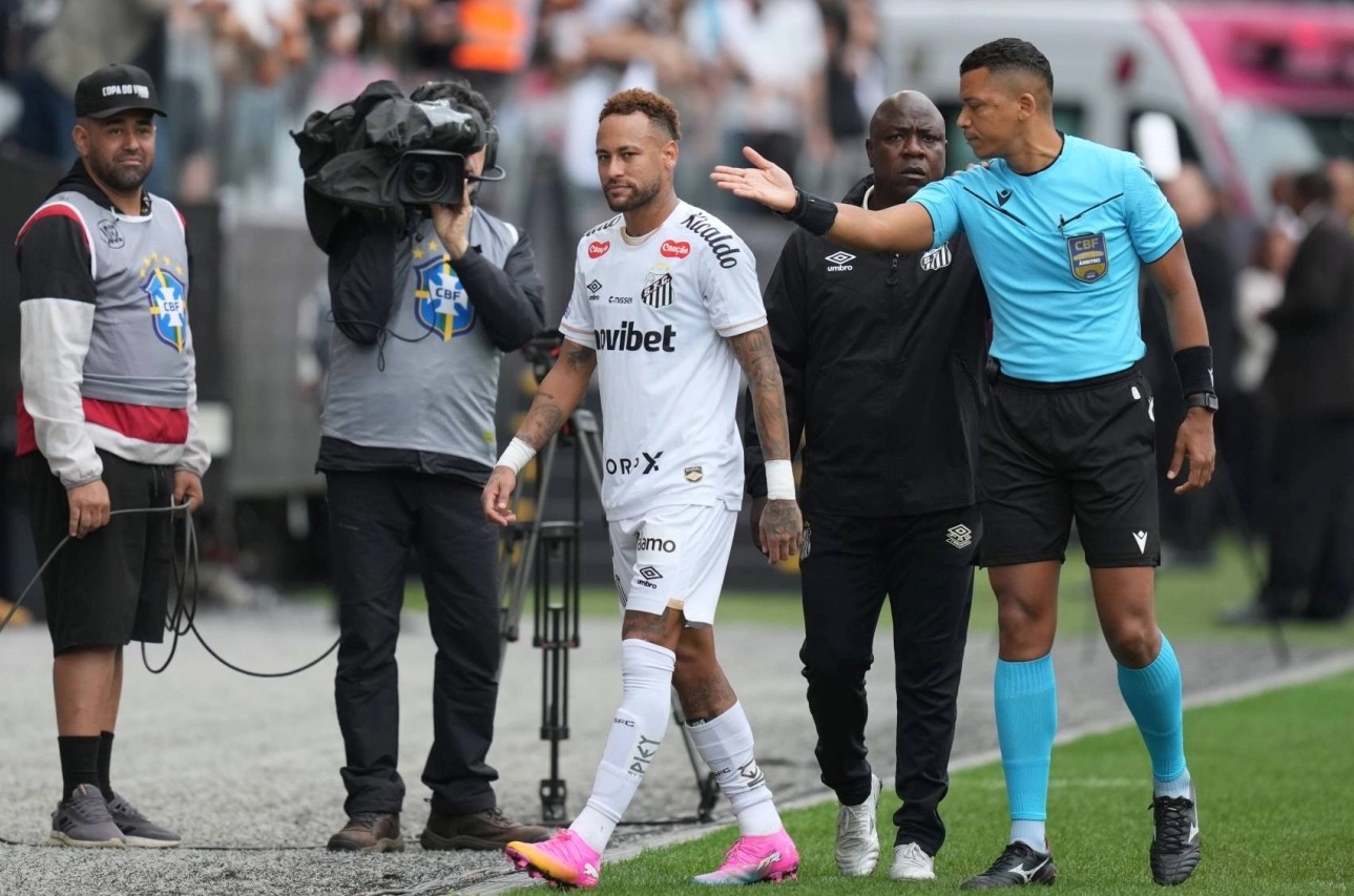 Sau khi Neymar rời sân thì đội chủ nhà mất ngay cầu nối chính
